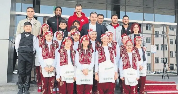 Dev adamlar miniklerle buluştu