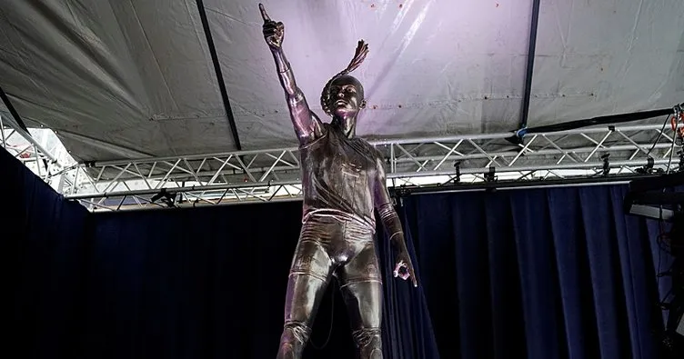 Eda Erdem’in heykeli açıldı, Ali Koç bir heykel sözü daha verdi