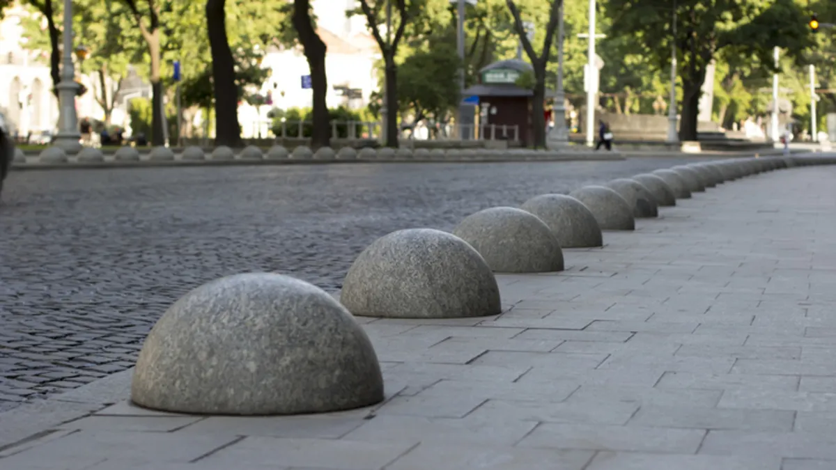 Kaldırım kenarındaki beton küreler meğer bu yüzden konulmuş! İşte şoke eden detay…
