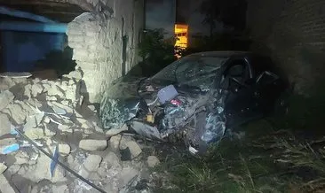 Otomobil duvara çarptı! Sürücü kaçtı, arkadaşı hayatını kaybetti #bursa