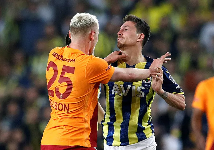 fenerbahce-galatasaray-maclarinda-kartlar-havada-ucusuyor-1703237554800.jpg