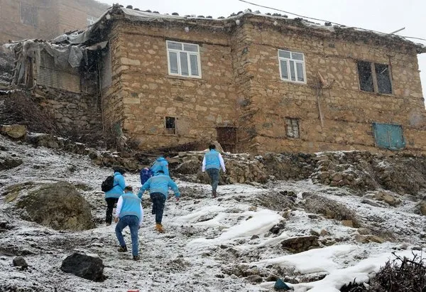 Karlı yolları aşıp hastalara şifa götürüyorlar