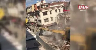 İstanbul Bakırköy’de yıkım yapan kepçe böyle devrildi | Video
