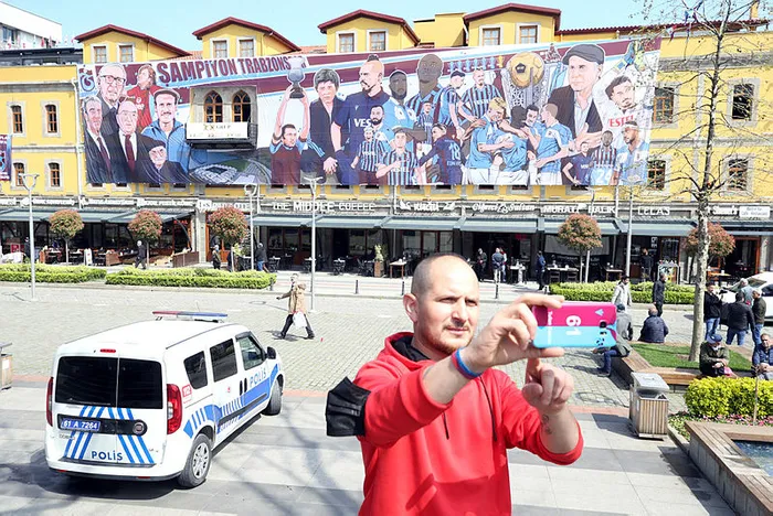 trabzonsporun-sampiyonlugu-dev-afise-resmedildi-1650620122158.jpg