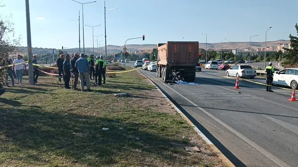 kamyona-carpan-motosiklet-surucusu-hayatini-kaybetti-1787846025599.jpg