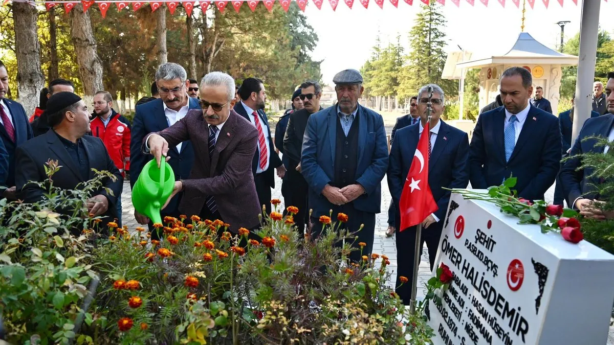 Bakan Uraloğlu 15 Temmuz kahramanı Şehit Ömer Halisdemir'in kabrini ziyaret etti