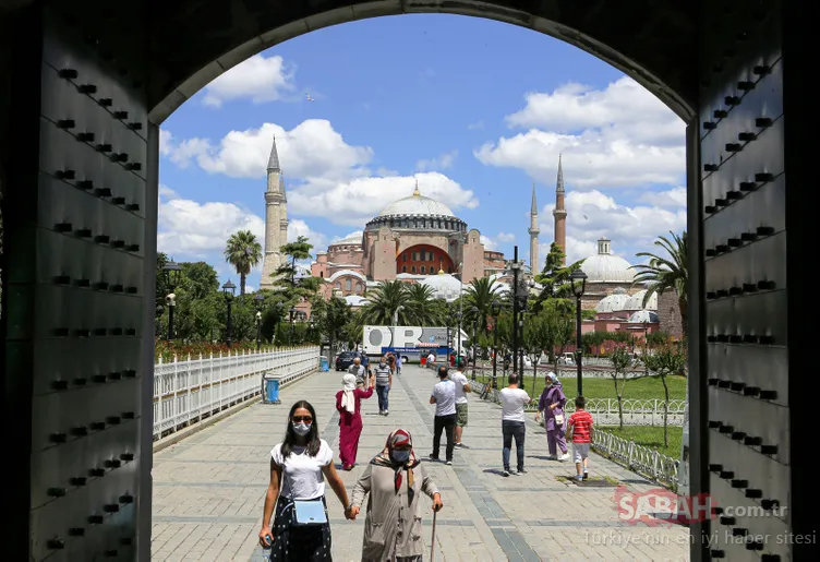 Εικόνες της τελευταίας στιγμής και όλες οι εξελίξεις από την Αγία Σοφία που προετοιμάστηκαν για την προσευχή της Παρασκευής