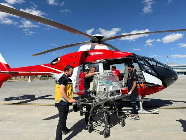 musta-yeni-dogan-bebek-icin-helikopter-ambulans-kalkti-1758561493383.jpg