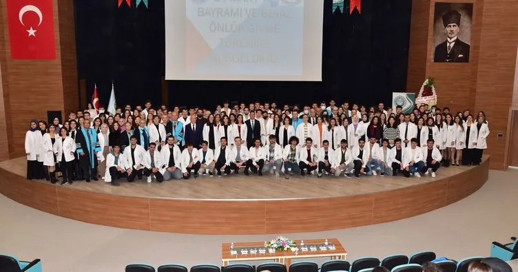 Balıkesir Üniversitesi’nde geleceğin hekimleri Tıp Bayramı’nda beyaz önlük giydi