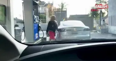 Elektrikli araca benzin doldurmak isteyen sürücü, sırada bekleyenleri kahkahaya boğdu