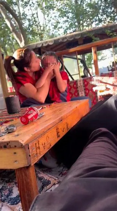 Görüntüler kan dondurdu: Cani anne ağlayan oğlunu susturamayınca defalarca vurdu! “Sus nefesini keserim…”