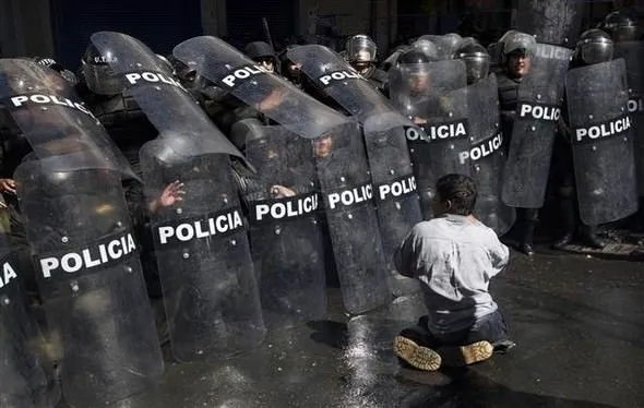 Bolivya polisinden engelli göstericilere sert müdahale