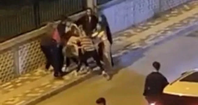 Kadınlar birbirine girdi, erkekler izledi… O anlar böyle görüntülendi Kadınlar birbirine girdi, erkekler izledi… O anlar böyle görüntülendi