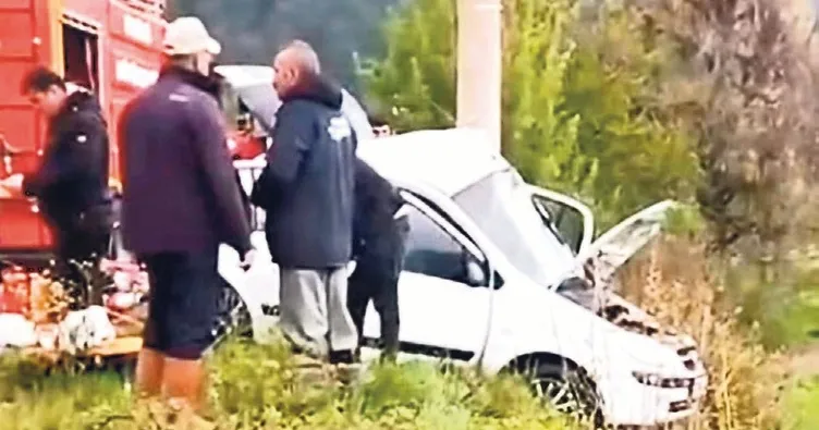Otomobil elektrik direğine çarptı abla-kardeş öldü