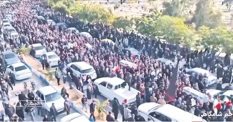 İran’da bu kez rejim yanlıları sokakta