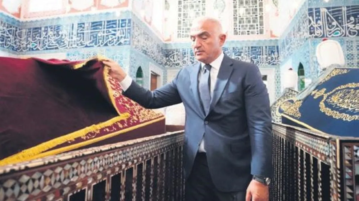 Tarihi türbelere 107 yeni sanduka örtüsü