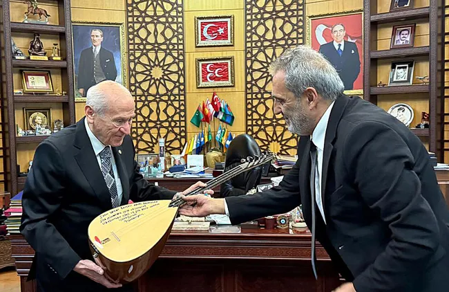 sanatci-yavuz-bingol-bahceliye-baglama-hediye-etti-alevi-bektasiler-olarak-kendisine-minnettariz-1759943427478.jpeg