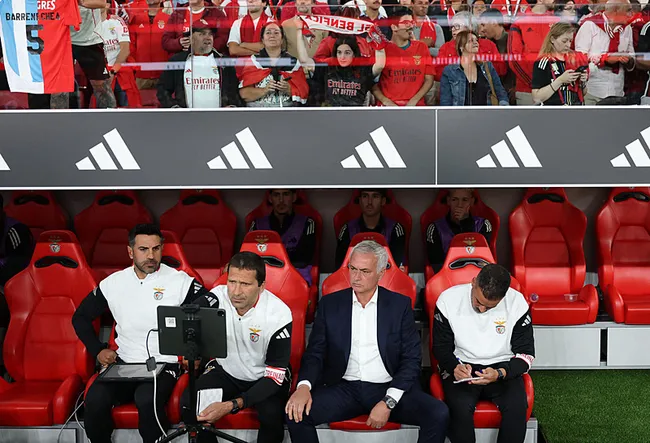 jose-mourinhoya-buyuk-sok-benfica-uzatmalarda-yikildi-1758665987244.jpg