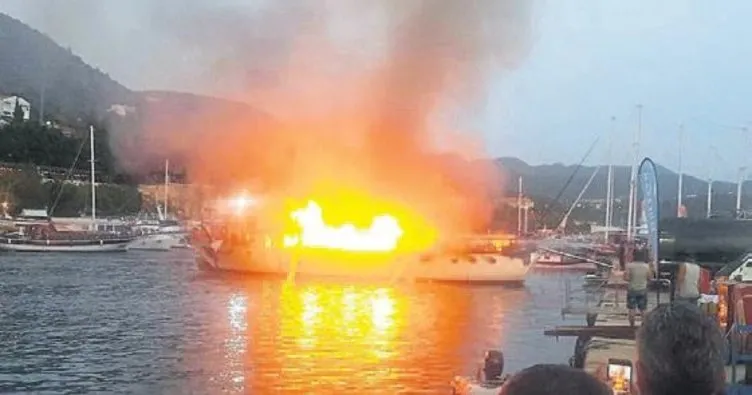 Tekne yanarak kül oldu