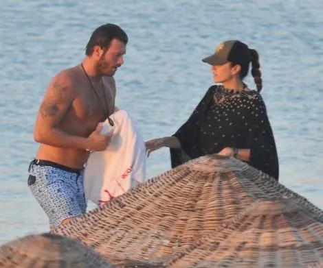 Kıvanç Tatlıtuğ sevgilisi ile birlikte halk plajında!