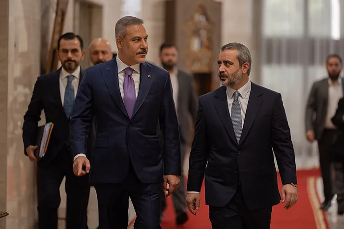bakan-fidan-suriyede-baskan-erdogan-sami-ziyaret-edecek-1789302886891.jpg Bakan Fidan Şam'da duyurdu: Başkan Erdoğan Suriye'yi ziyaret edecek