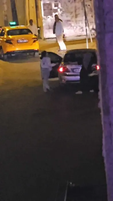 Kadını sokak ortasında yumrukladı: İmdadına bekçiler koştu!