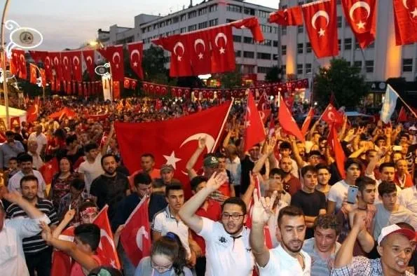 Türkiye demokrasi nöbetinde