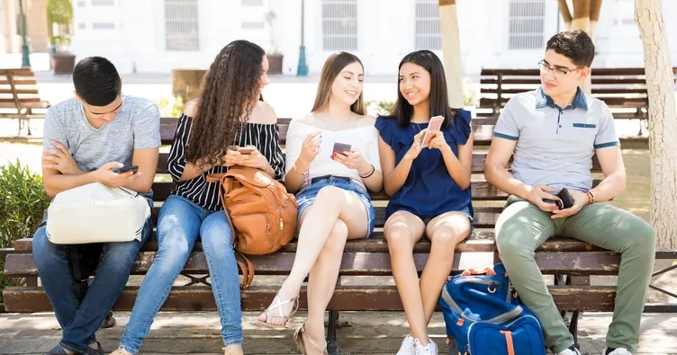 Z kuşağı internetle sosyalleşiyor