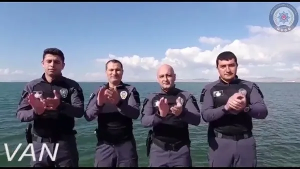 Deniz Polisleri corona virüsüne karşı mücadele eden sağlık personeline alkışlara böyle destek verdi | Video