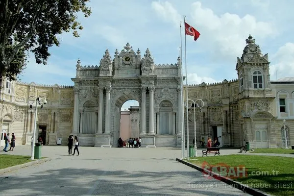Dolmabahçe Sarayı'ndaki en büyük altın varak çerçeveli tablo restorasyonda