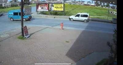 Mersin Tarsus'ta iki araç çarpıştı, kaldırımda yürüyen bir kişi hayatını kaybetti, motosikletteki 2 kişi ise şans eseri kurtuldu #mersin
