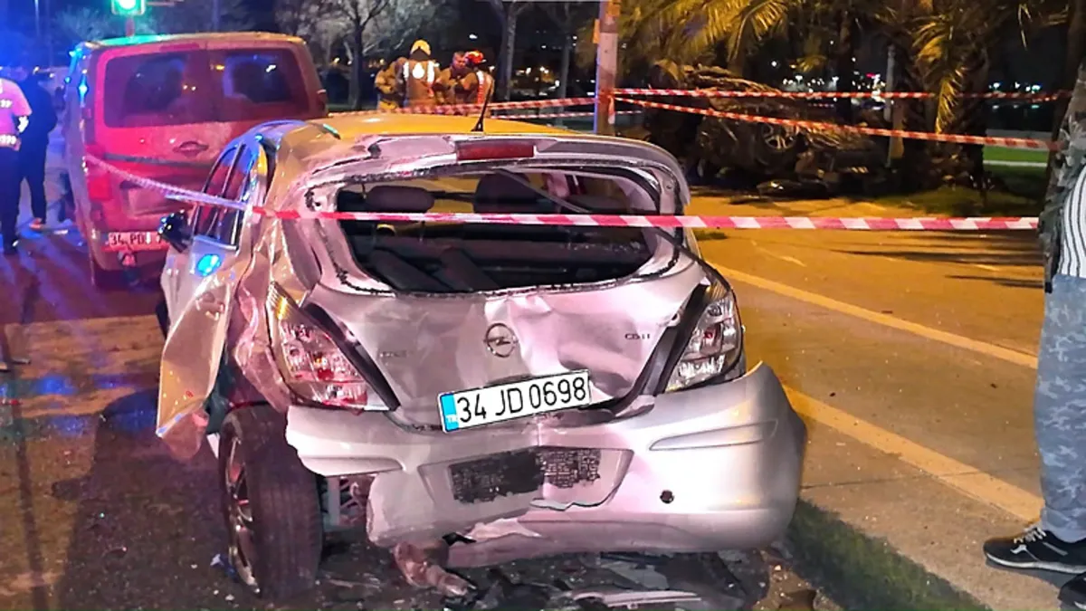 Kartal’da virajı alamayan otomobil takla attı: 2 yaralı