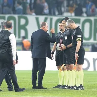 Soluğu hakemın yanında aldı