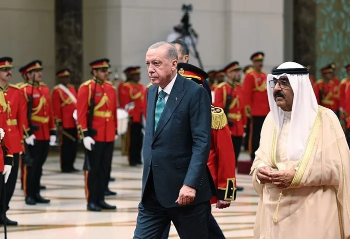 Başkan Erdoğan, Kuveyt’te! Resmi törenle karşılandı