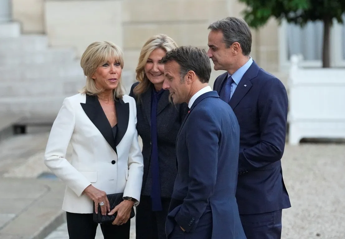 Кто жена макрона президента франции. Жена президента Франции Брижит Макрон. Бриджит Макрон и Панин. Жена президента Франции Макрона и Панин.