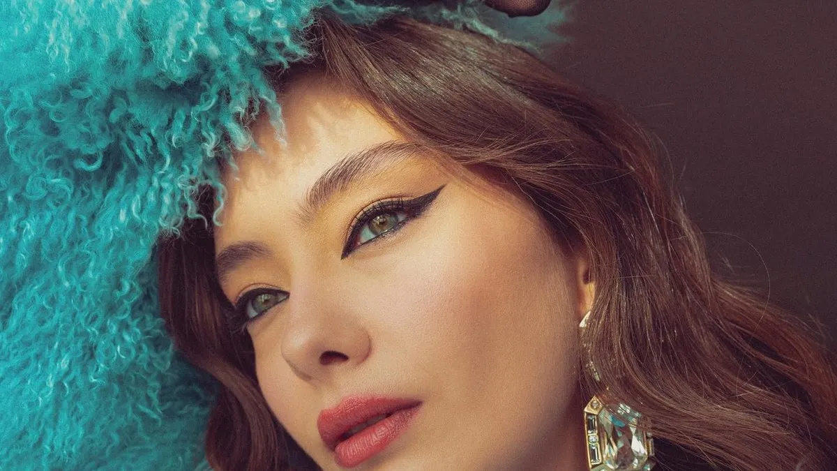 Neslihan Atagül’ün Rus annesine bakın! Güzelliğiyle mest etti Neslihan Atagül’ün Rus annesine bakın! Güzelliğiyle mest etti