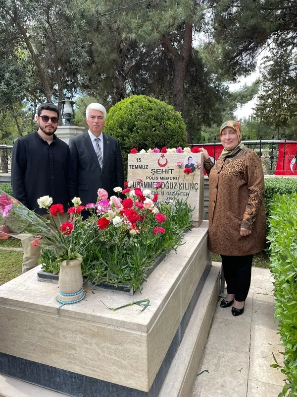 antalyada-15-temmuz-sehitleri-mezarlari-basinda-anildi-1721045853906.jpg