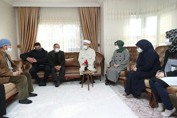 diyanet-isleri-baskani-erbastan-katledilen-basak-cengizin-ailesine-ziyaret-1637594377898.jpg