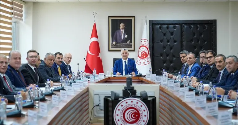 Ticaret Bakanı Bolat, İstanbul’daki gümrük müdürleriyle bir araya geldi