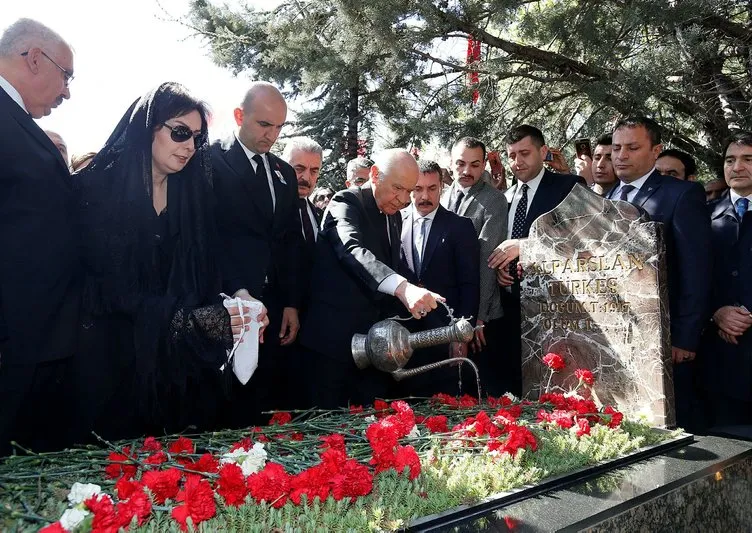 Alparslan Türkeş vefatının 21. yıldönümünde mezarı başında anıldı