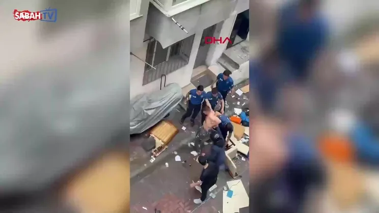 Sinir krizi geçiren adam evin camlarını kırıp eşyaları sokağa attı! O anlar kamerada | Video