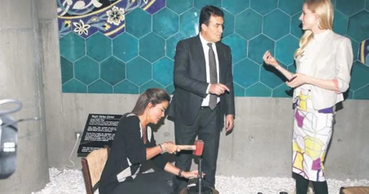 Ünlüler müzede para bastı