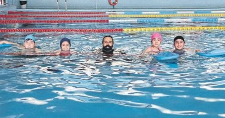 Sevgi evlerindeki çocuklara ücretsiz yüzme kursu
