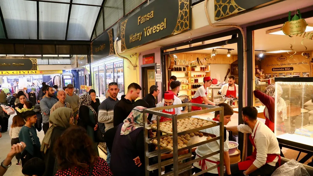 Hatay’da Uzun Çarşı'da bayram yoğunluğu