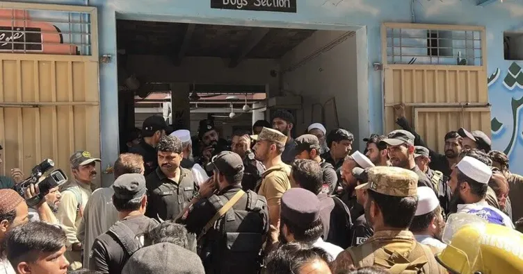 Pakistan’da okulun çatısı çöktü: 28 ölü