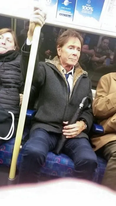 Emlak kralı ünlü şarkıcıyı metroda kimse tanımadı