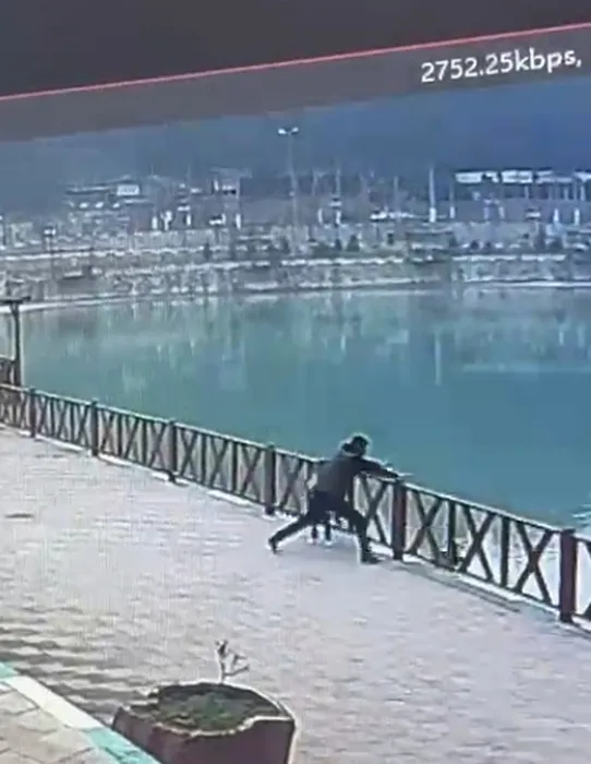 Hatay’da yürekler ağza geldi! Baba göle düşen kızını kurtarmak için canını hiçe saydı: O anlar kamerada!