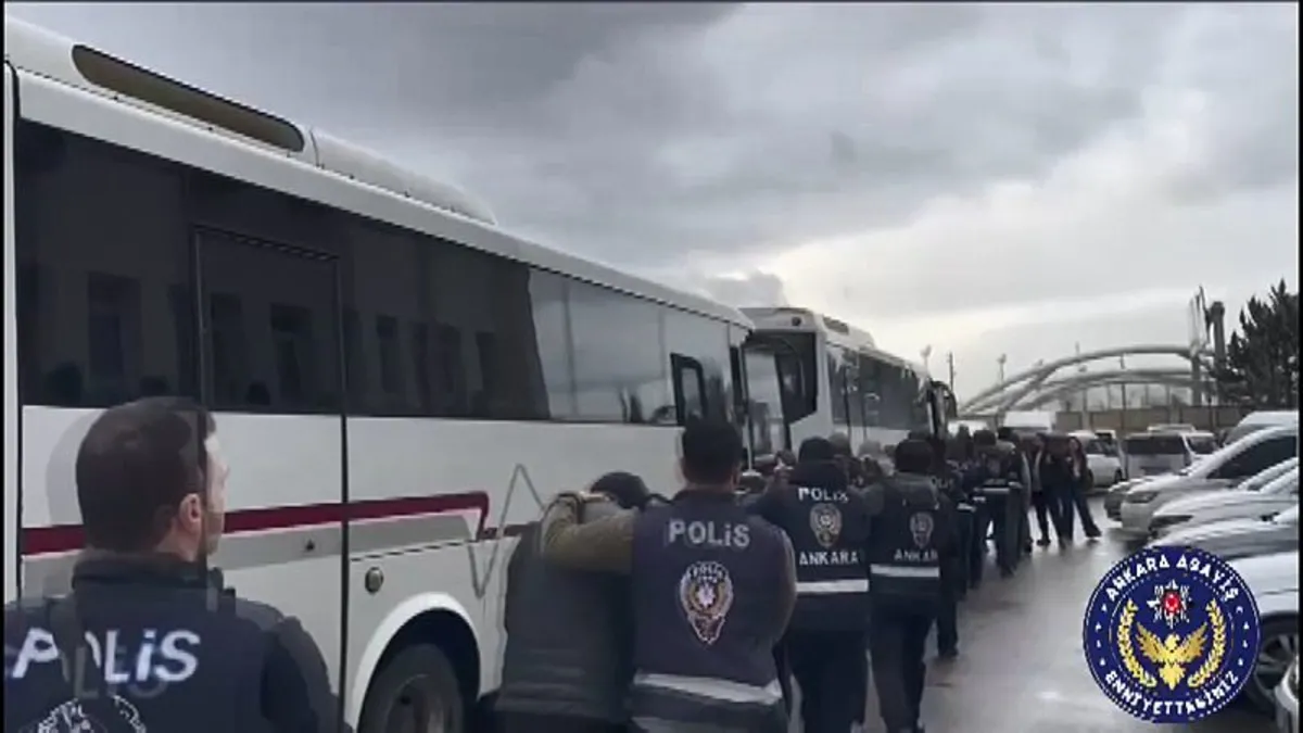 Ankara’da sahte polis ve savcı yalanı ile 11 vatandaşı dolandırdılar! 87 milyonluk dev vurgun Ankara’da sahte polis ve savcı yalanı ile 11 vatandaşı dolandırdılar! 87 milyonluk dev vurgun