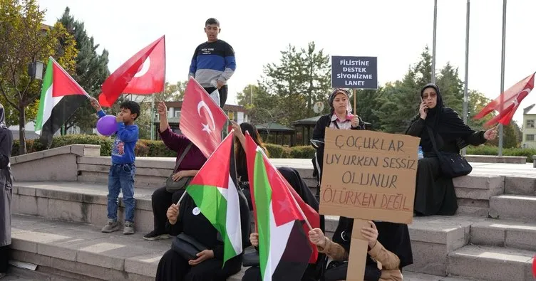 Kırıkkaleli kadınlar Gazze’ye yönelik saldırıları protesto etmek için oturma eylemi yaptı