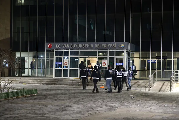 son-dakika-demli-van-buyuksehir-belediye-baskani-abdullah-zeydan-gorevinden-alindi-iste-yerine-gorevlendirilen-1739605786332.jpg SON DAKİKA! DEM'li Van Büyükşehir Belediye Başkanı Abdullah Zeydan görevinden alındı: İşte yerine görevlendirilen isim